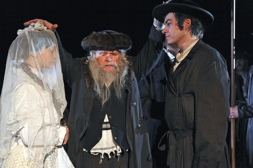 A Hegedűs a háztetőn című musical egyik megható jelenetében (Fotó: Vígszínház/Almási J. Csaba)