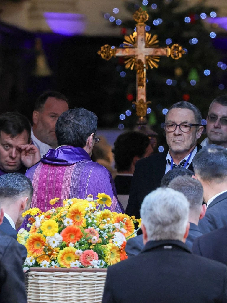 A szemüveges férfi Bardot fia, láthatóan megrendülten vett részt a szertartáson