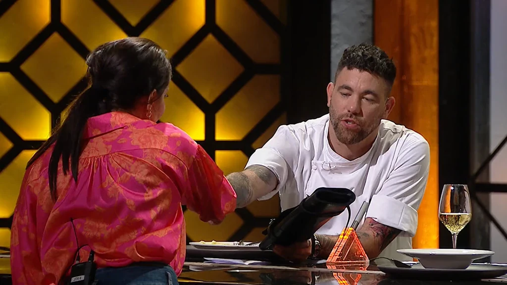 A pillanat, amikor Krausz Gábor átnyújtja a folytatást jelentő kést Juditnak (Fotó: tv2play.hu)