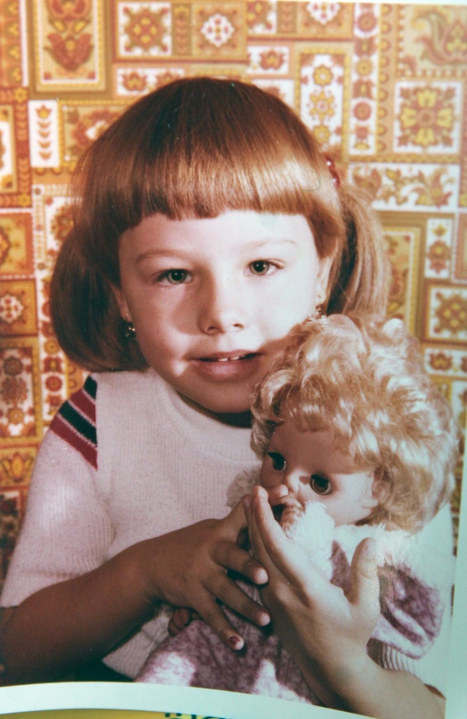 A színésznő kislányként egyik babájával (Fotó: Csibi Szilvia/fotocentral.hu)