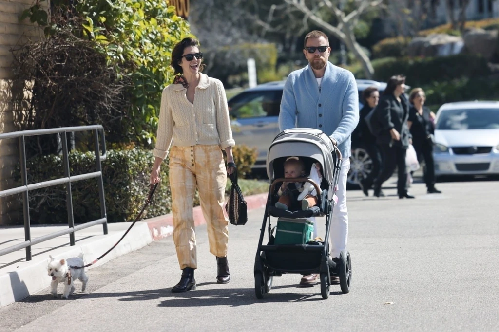 Tökéletes az idill Ewanéknál is: van kisbaba is, kiskutya is... (Fotó: Profimedia)