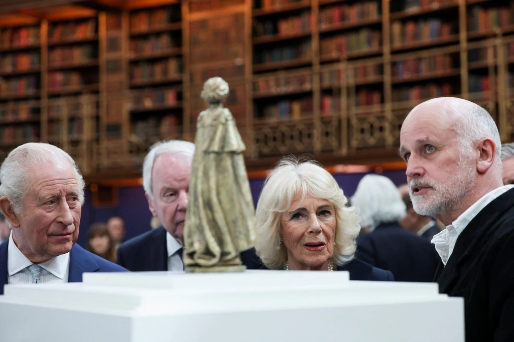 A szobrász, Martin Jennings magyarázza művét a királyi családnak (Fotó: Profimedia)