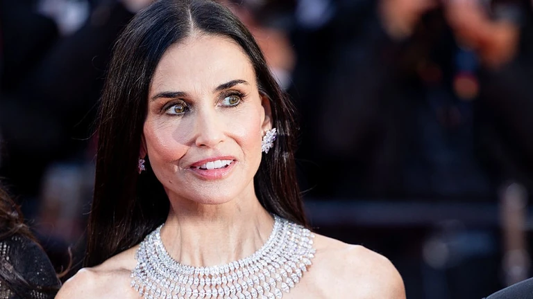 Mindenki Demi Moore rémisztően vézna karjáról beszél Cannes-ban – Ön szerint is baj van? 