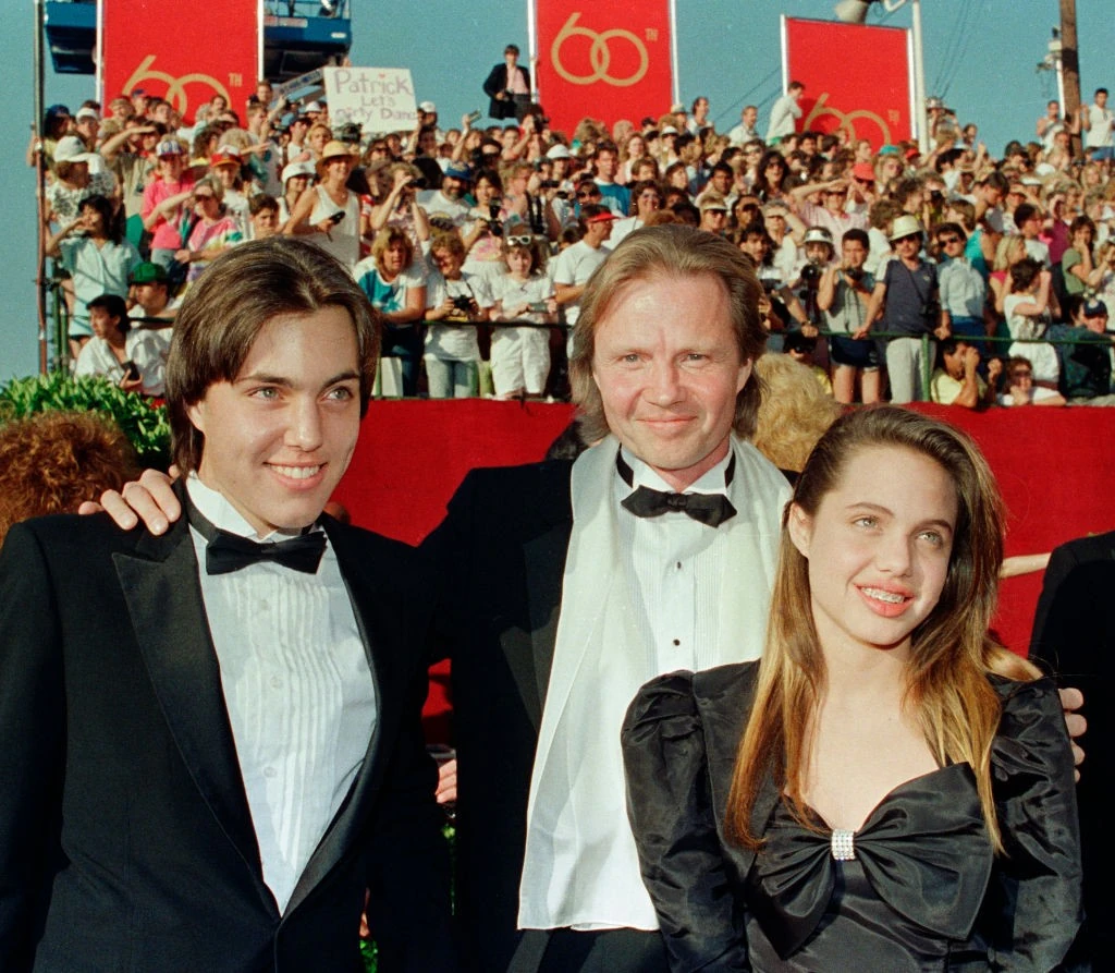 Angelina és James az édesapjukkal, John Voighttal az 1988-as Oscar-gálán