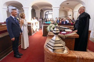 Takaró András esperes a Kiskunlacházi Református Egyházközösség templomában adta össze a párt