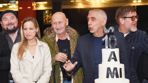 A sorozat 10. évadának indulását Mikecz Estilla együtt ünnepelte a stábbal, mások mellett Sarkadi Kiss Jánossal, Reviczky Gáborral, Kapitány Ivánnal és Szabó Győzővel