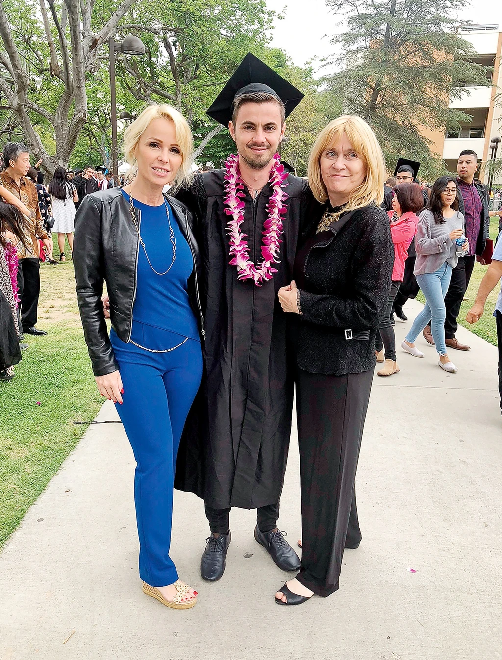 Babett édesanyjával és Amerikában élő öccsével (Fotó: Archív)