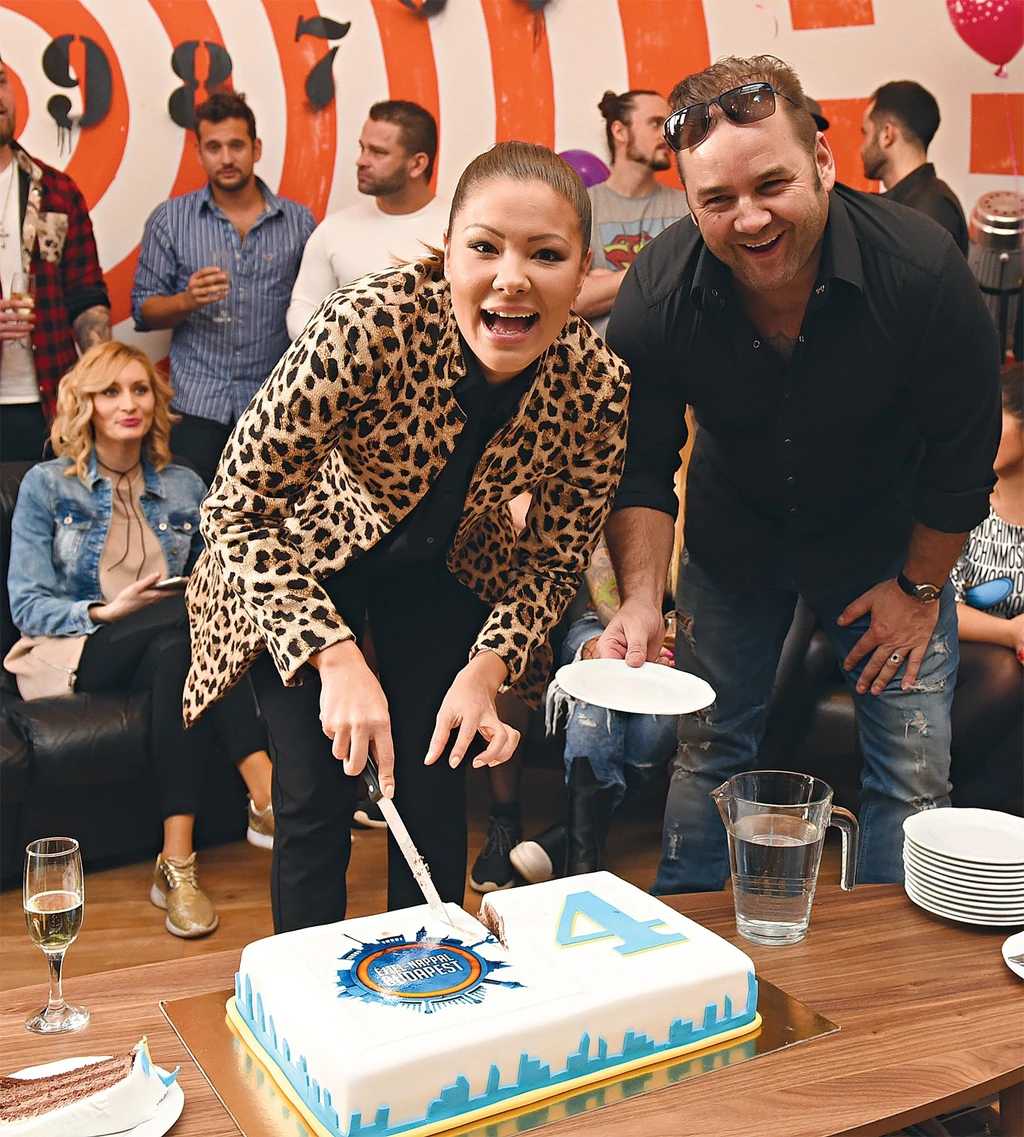 Az Éjjel-Nappal Budapest negyedik születés­napján Alexa vágta fel a tortát (Fotó: Nagy Zoltán/fotocentral.hu)