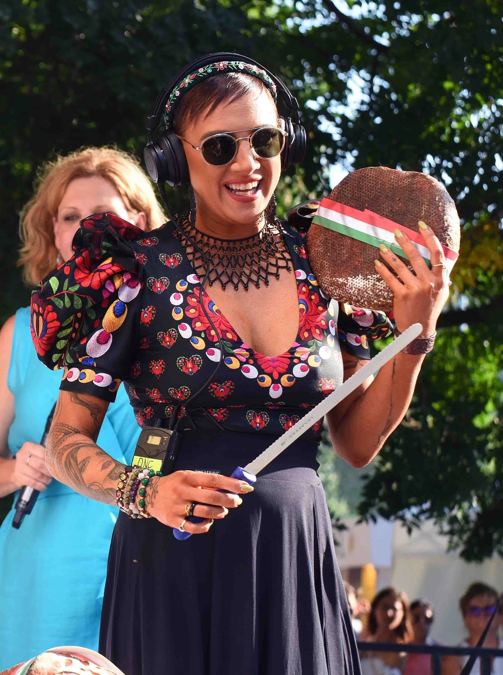 Tóth Gabi a Szent István-napi kenyérrel (Fotó: fotocentral.hu)