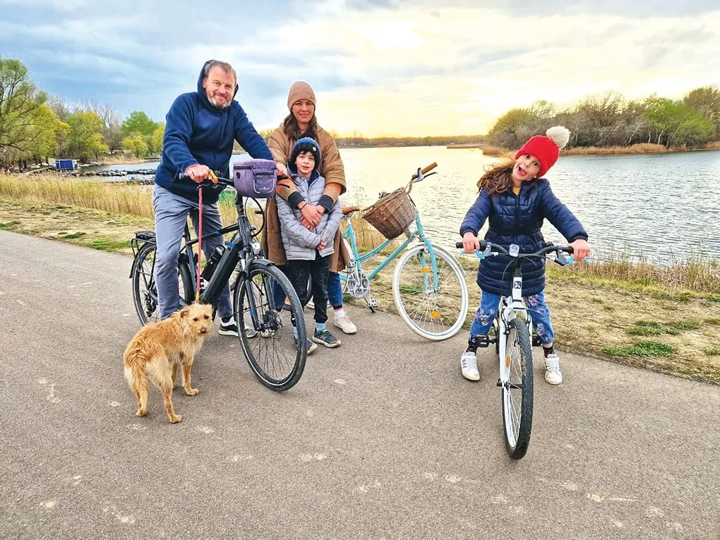 Nóráéknál gyakran az egész család kétkerekűre pattan (Fotó: Archív)