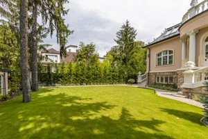 A közel 100 éves épület 430 négyzetméter alapterületű. A telek területe 1101 négyzetméter