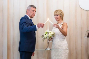 A színész házaspár együtt meggyújtott gyertyája a közös életüket szimbolizálja