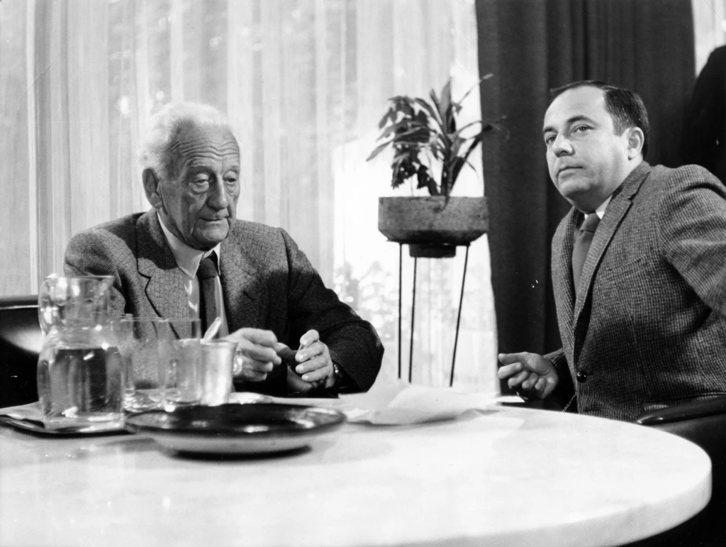 A Szent-Györgyi Albertről készülő televíziós portréfilm felvételén (Fotó: Fortepan/Bakos László)