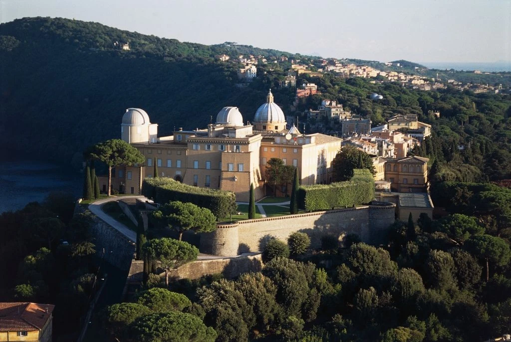 Castel Gandolfo, a pápák nyári rezidenciája egy tó mellett, egy magas hegyen áll