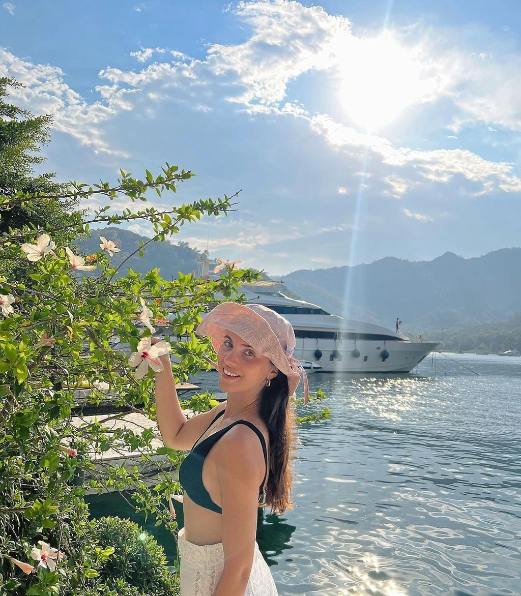 Almilát imádja a fényképezőgép és a kamera is