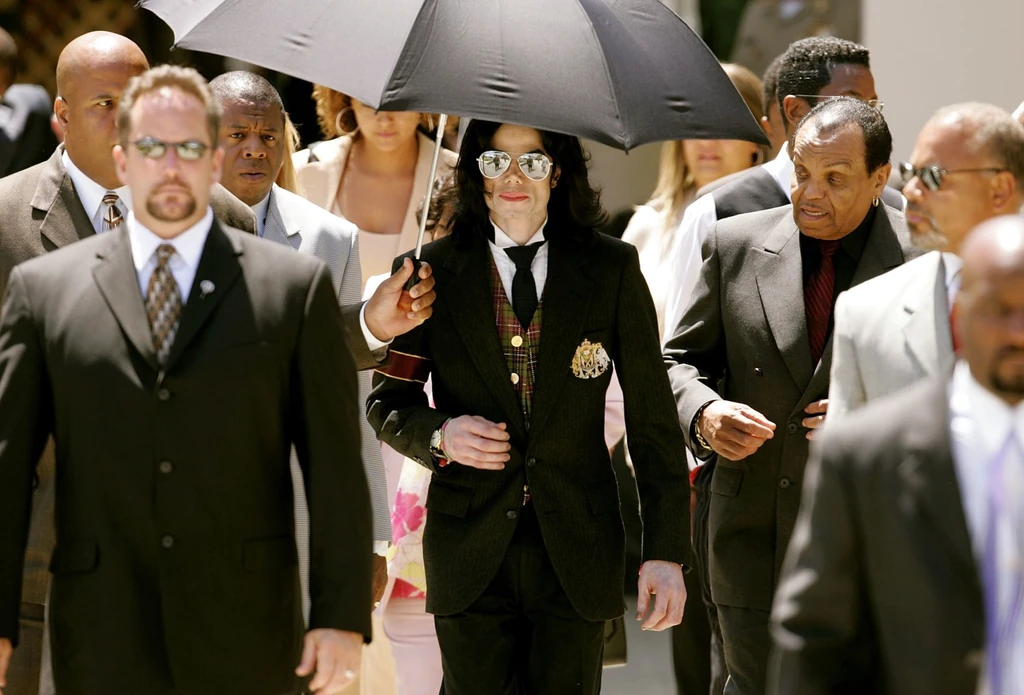 Jacko a tárgyalóterembe is úgy vonult be, mint ahogy a színpadra (Fotó: Getty Images)