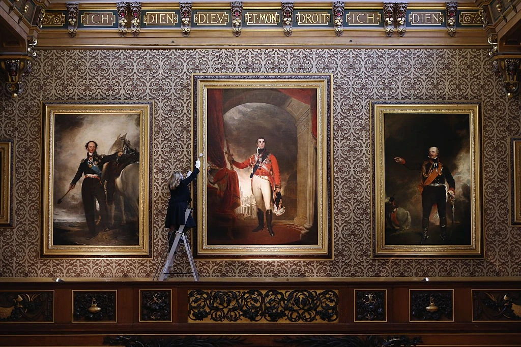 Restaurátor dolgozik a windsori kastély Waterloo termében (Fotó: Getty Images)