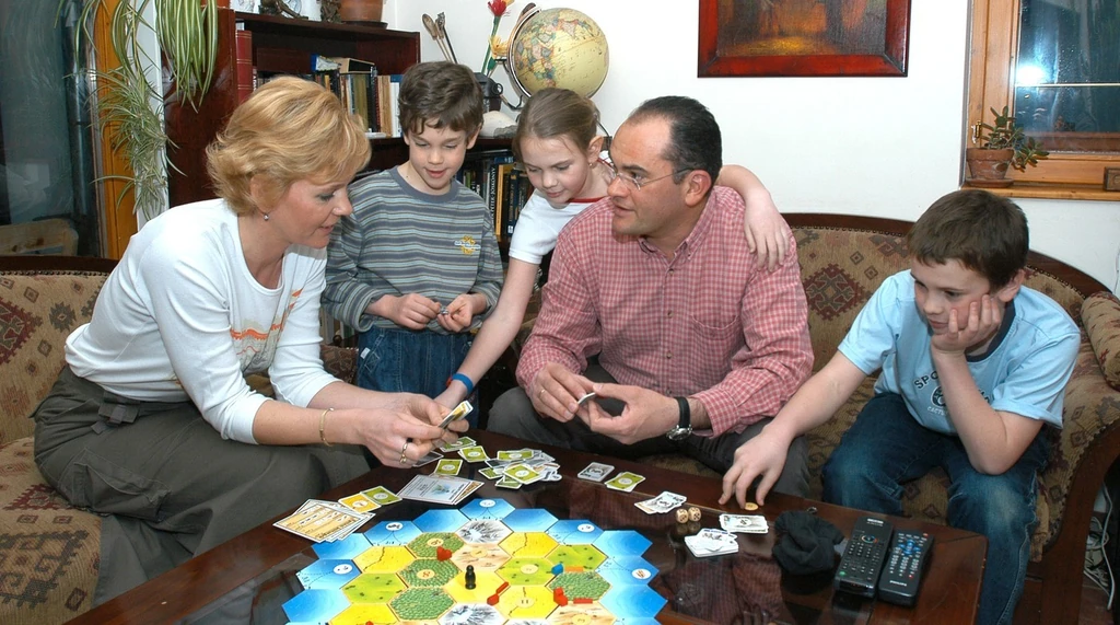 Gundel Takács Gábor és családja egy régi felvételen. A gyerekek még kicsik voltak, amikor utoljára együtt szerepeltek a médiában