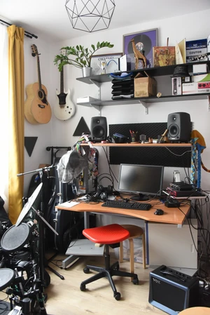 A dolgozószoba lent kapott helyet