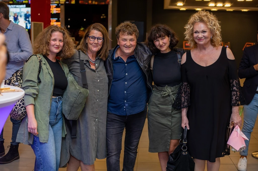 Scherer Péter és ritkán látott családja Básti Julival, a film egyik főszereplőjével