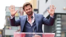 Életveszélyes mutatvánnyal sokkolta az apját Chris Hemsworth 14 éves lánya 
