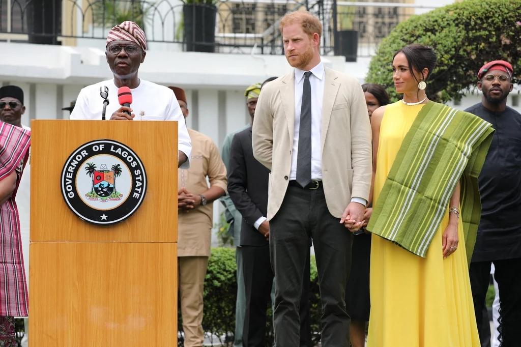 Nigériában királyi fenségeknek kijáró pompával fogadták Harry herceget és Meghan Markle-t