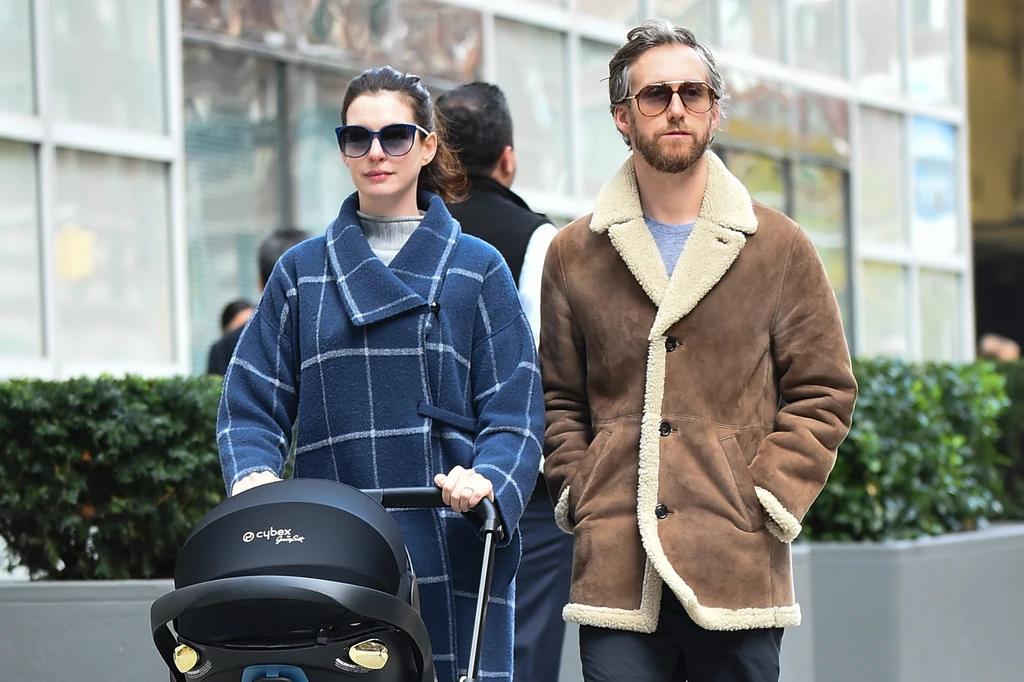 Anne Hathaway és Adam Shulman 2016 októberében New Yorkban első gyermekükkel sétálnak. A világ ilyen elkapott fotókból értesült gyermekeik születéséről (Fotó: Getty Images)