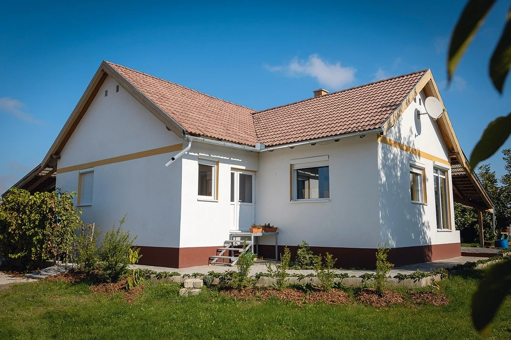 „Szándékosan építettem ekkora házat. Három gyereket terveztem, ezért is van benne három szoba, de sajnos ez nem jött össze. Legalábbis még…”