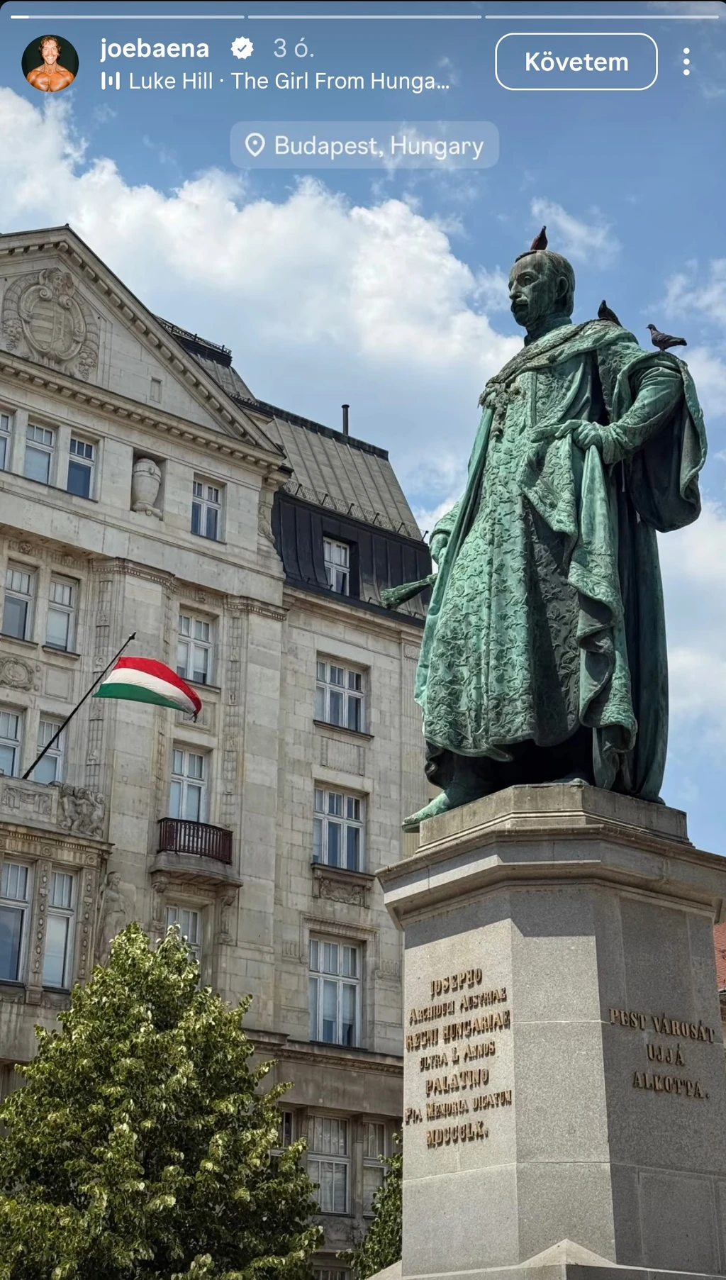 Joseph Baena végigjárja Budapest nevezetességeit, hétfő este a lipótvárosi József nádor-szobrot mutatta meg népes követőbázisának