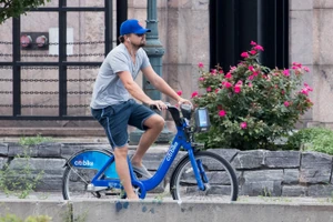 Leonardo DiCaprio vagyona 300 millió dollár, bevétele nagy részét pedig a környezetvédelemre fordítja. Persze nem veti meg teljesen a csillogást sem: garázsában Lamborghini és Ferrari is áll, mégis legtöbbször a környezetbarátabb Tesláját vezeti vagy éppen biciklire pattan.