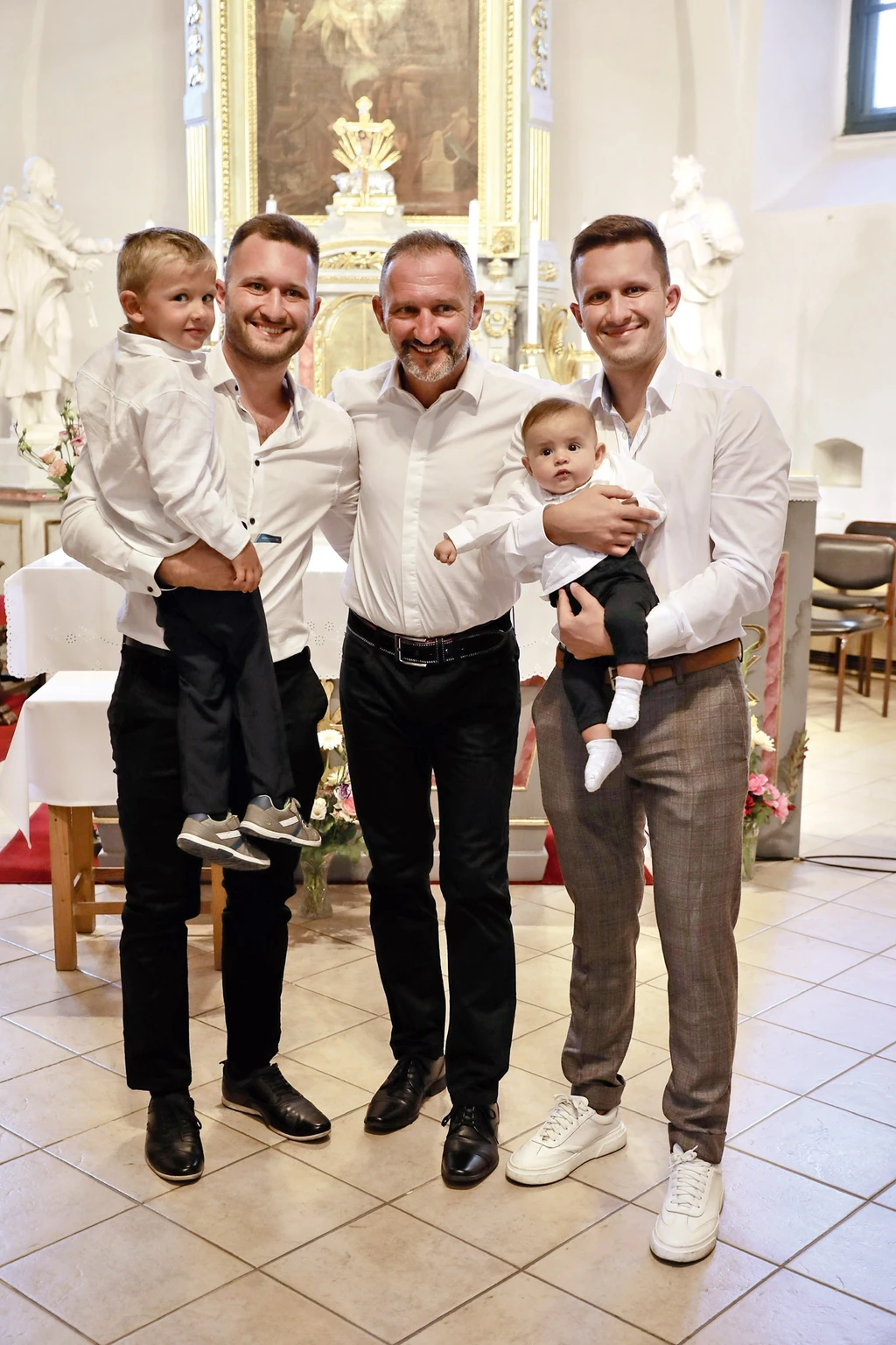 Kokó és négy fia (Fotó: Archív)