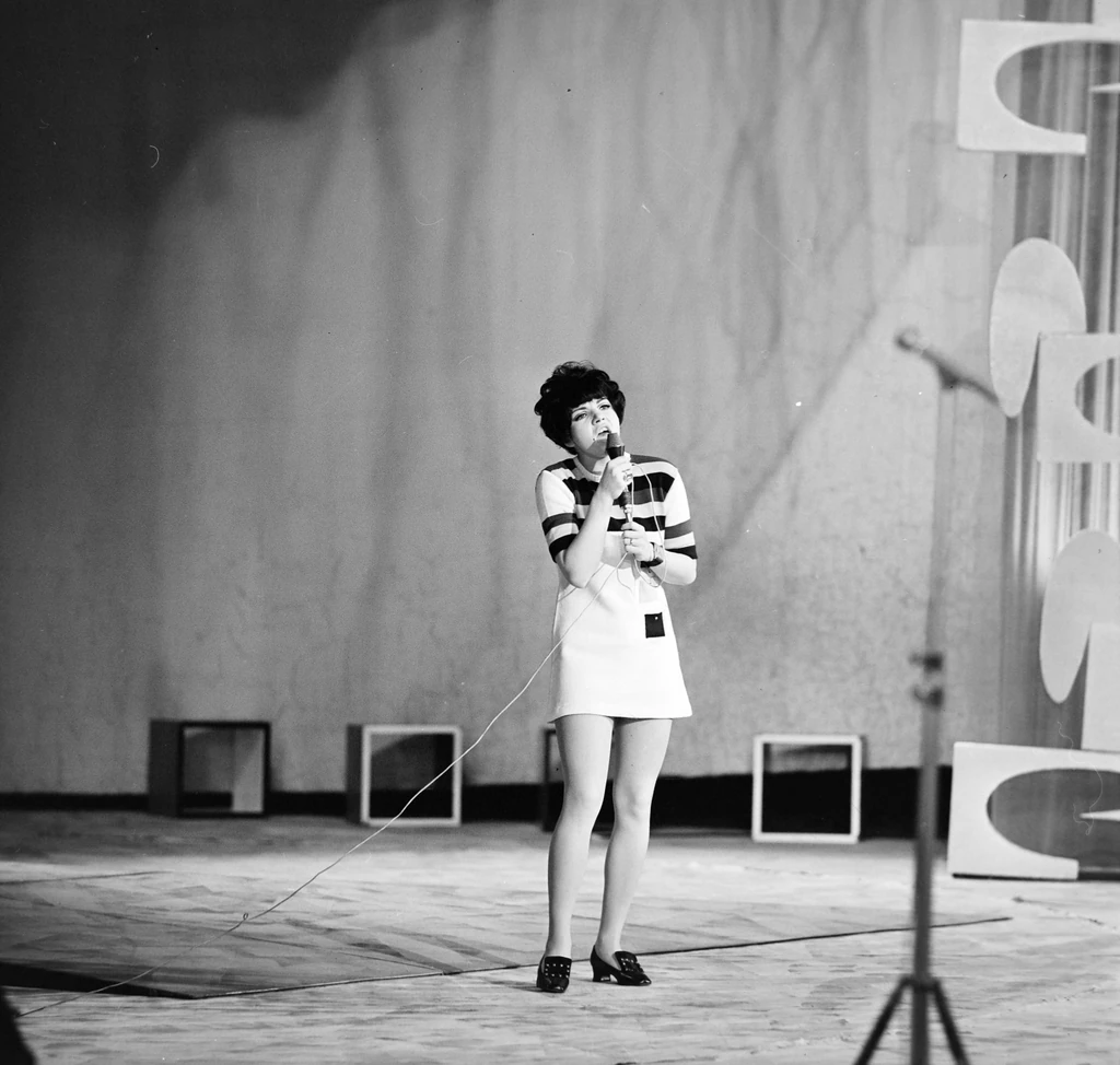 A mini – bár mindhármuknak jól állt, hiszen elképesztően csinos sztárok voltak – egy idő után inkább Cini kiváltsága lett (Fotó: Fortepan/Szalay Zoltán)