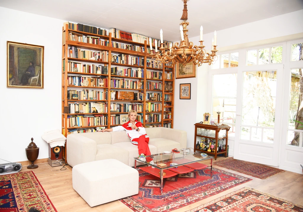 „Az amerikai konyhás nappalimba az étkező sötét tónusai miatt mindenképpen világos kanapét szerettem volna, ami látványban ki is ugrik a féltve őrzött könyvgyűjteményem előtt.” (Fotó: Olajos Piroska)