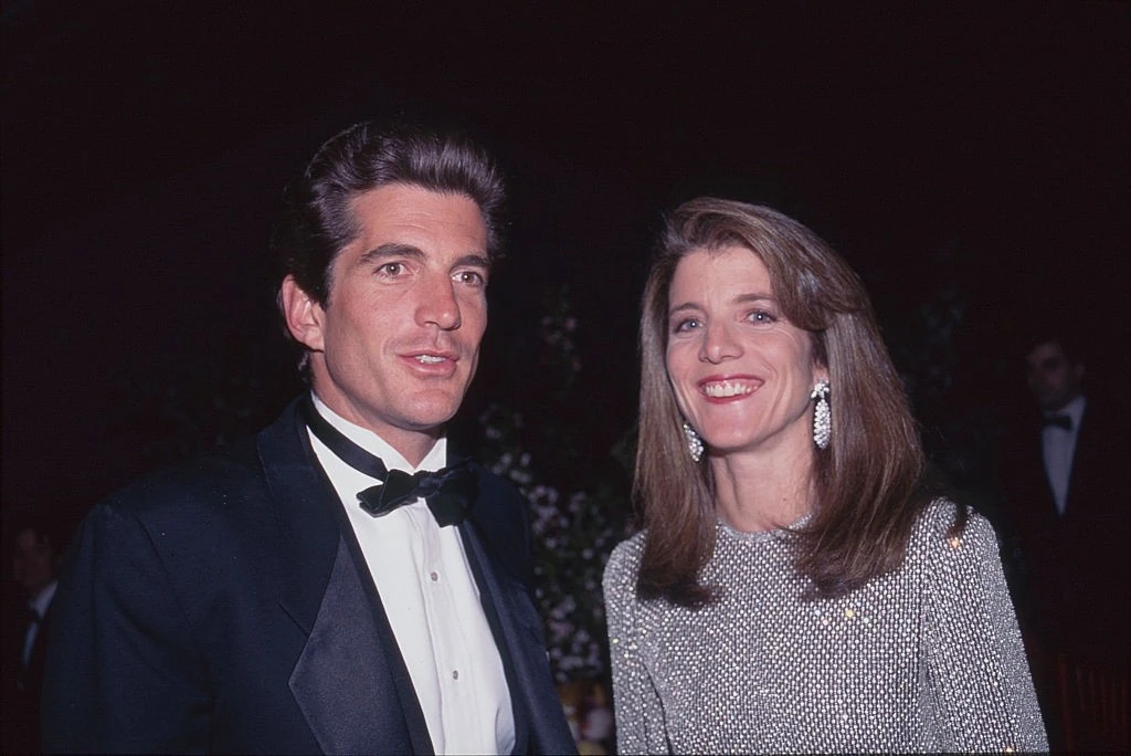 John F. Kennedy Jr. a testvérével, Caroline-nal 1998-ban