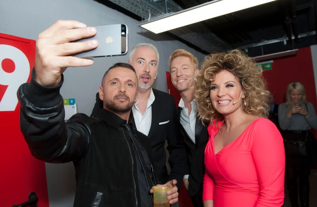Majka (Majoros Péter), Hajós András, Bereczki Zoltán, Liptai Claudia egy tévéműsor forgatási szünetében 2014-ben (Fotó. TV2)