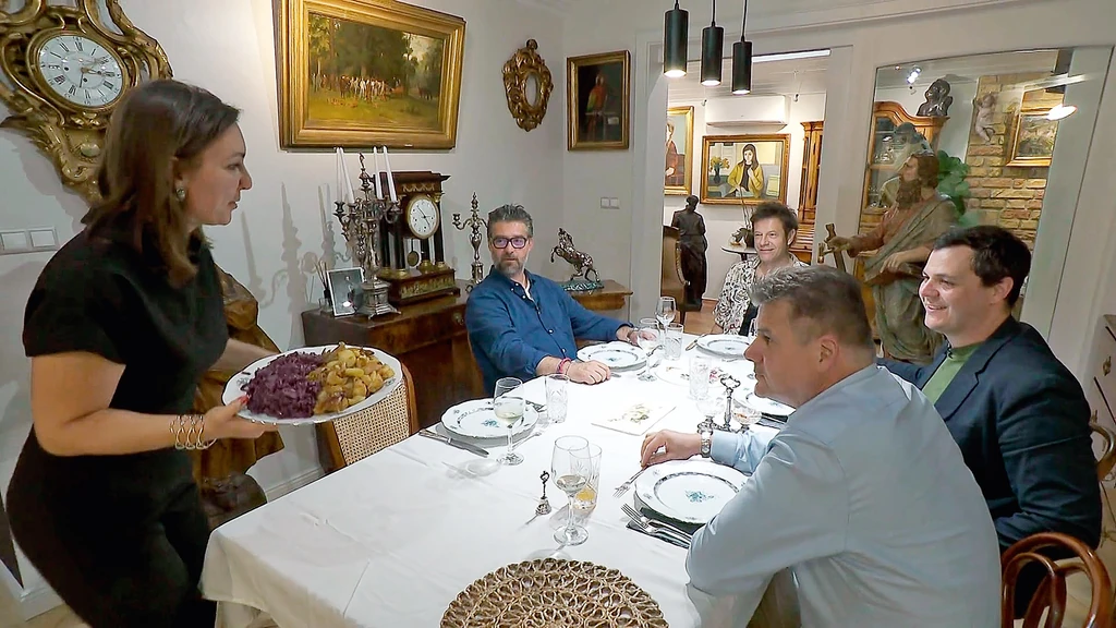 Porcelánnal és ezüsttel terített