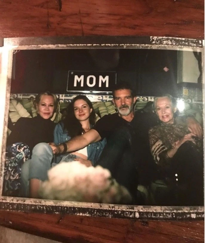 Balról Melanie Griffith, Stella, Antonio Banderas, és a szintén világhíres nagyi: Tippi Hedren egy korábbi fotón