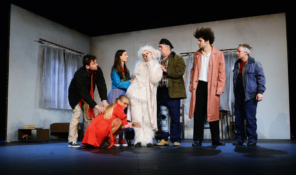 Párjával, Dominikkal (rózsaszín kabátban) együtt játszik a Berzsián és Dideki című darabban (Fotó: Archív)