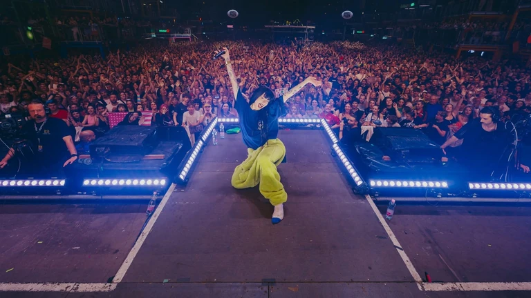 Barátja öngyilkos lett, magát muszlimnak vallja, a beteg nagyszüleit is ápolta: Sisi az egyetlen magyar idén a Sziget Nagyszínpadán
