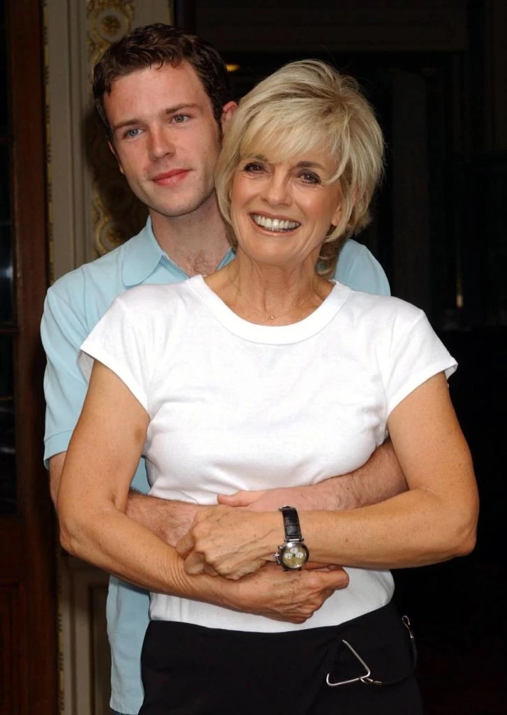 Linda Gray 2001-ben ifjú színpadi partnerével, akiit Mrs. Robinsonként csábított el az előadásban 