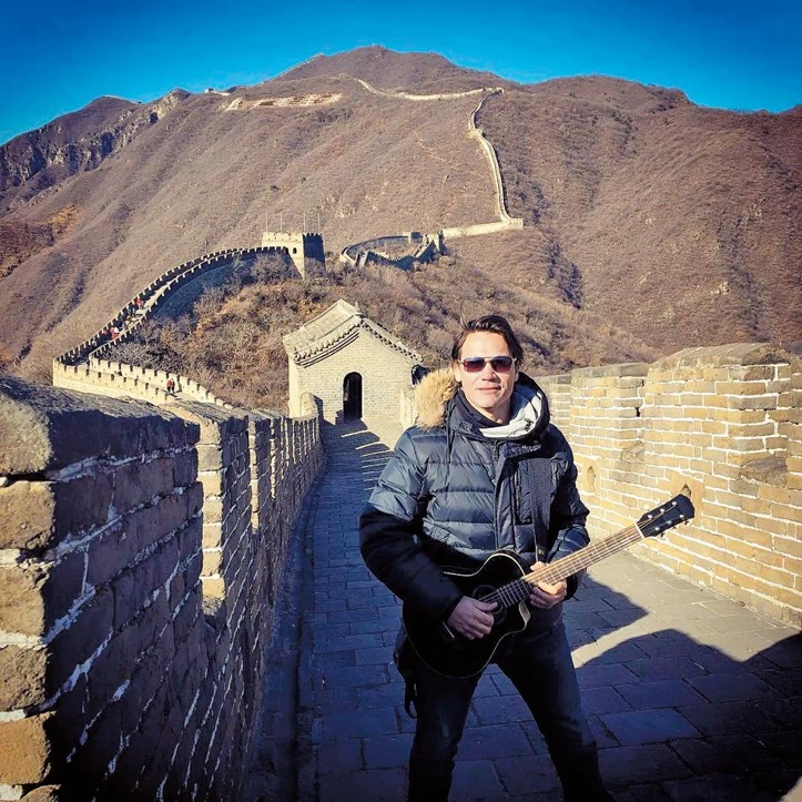 Rajong az utazásért, de a családi pillanatokat megtartja magának (Fotó: Archív)