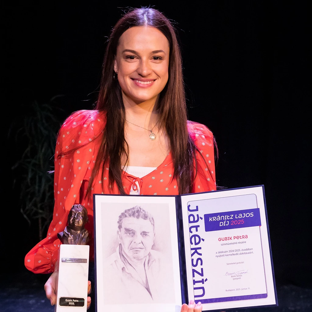 A színész és díjai. (Fotó: Játékszín/ Juhász G. Tamás) 