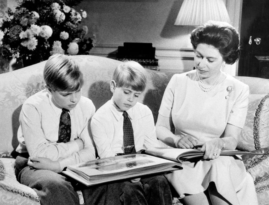 Egy régi karácsonyi kép, Erzsébet a két fiatalabbik fiával, András és Eduárd hercegekkel fotóalbumot lapozgat (Fotó: Getty Images)