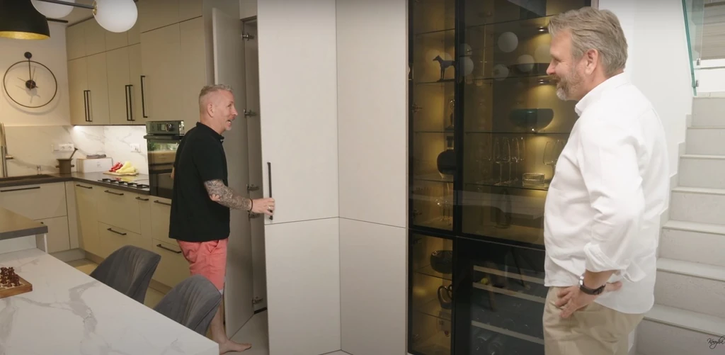 Kiemelten ügyeltek a részletekre, ettől lett tökéletes Sárközi Ákos konyhája (Fotó: YouTube)