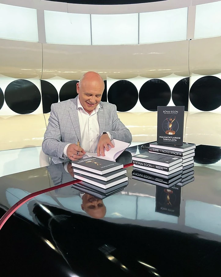 Halhatatlanok Társulata című könyve dedikálásán (Fotó: Archív)