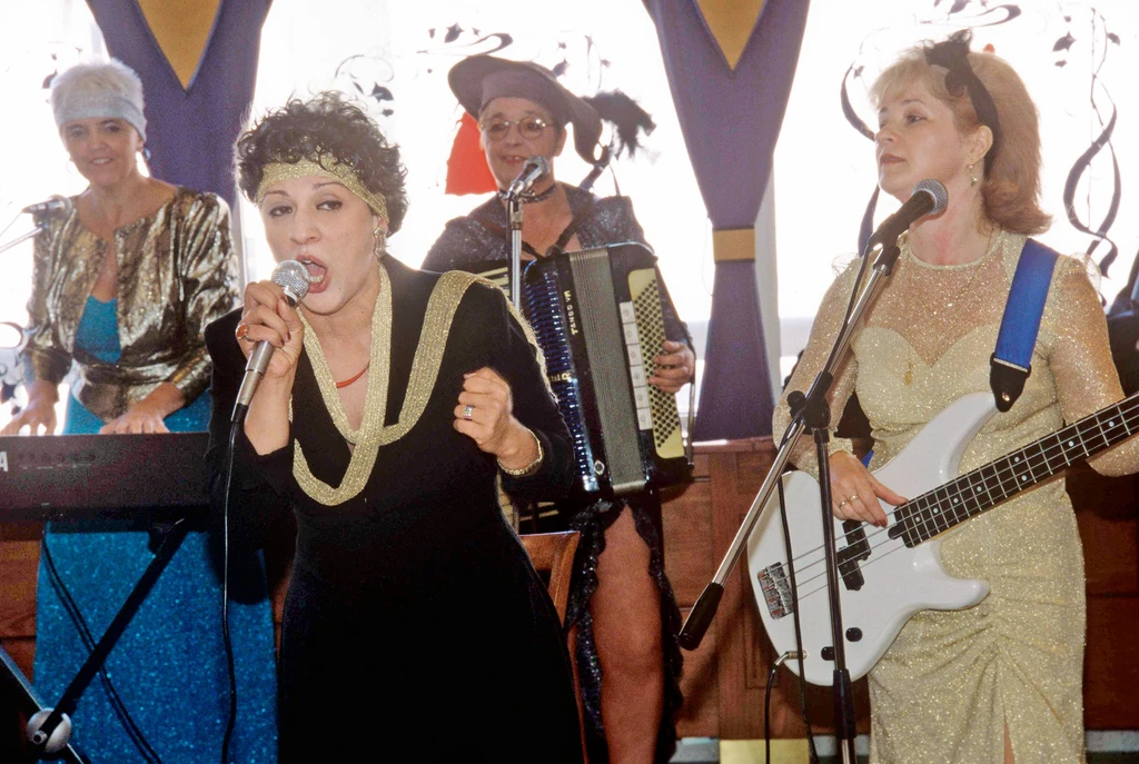 Szilvi ragyogóan énekel, a fotó 2002-ben készült zenekara, a Matrónák koncertjén (Fotó: Fábián Olga/fotocentral.hu)