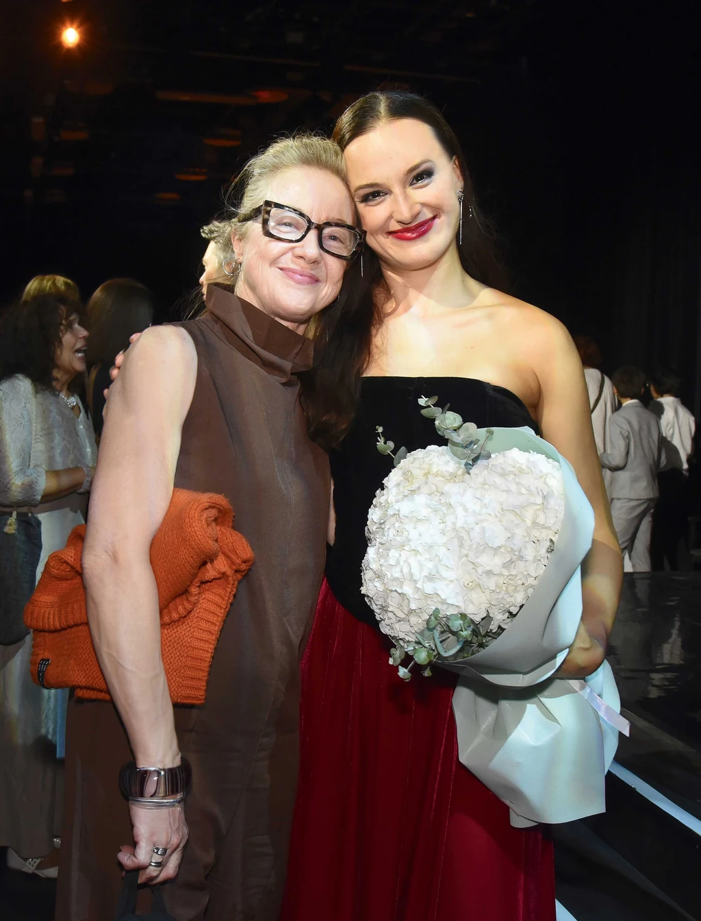 Evita szerepében vasárnap este Gubik Petra debütált. Kolléganője, Für Anikó aki egykor sokat állt ugyanezeken a deszkákon, gratulált neki