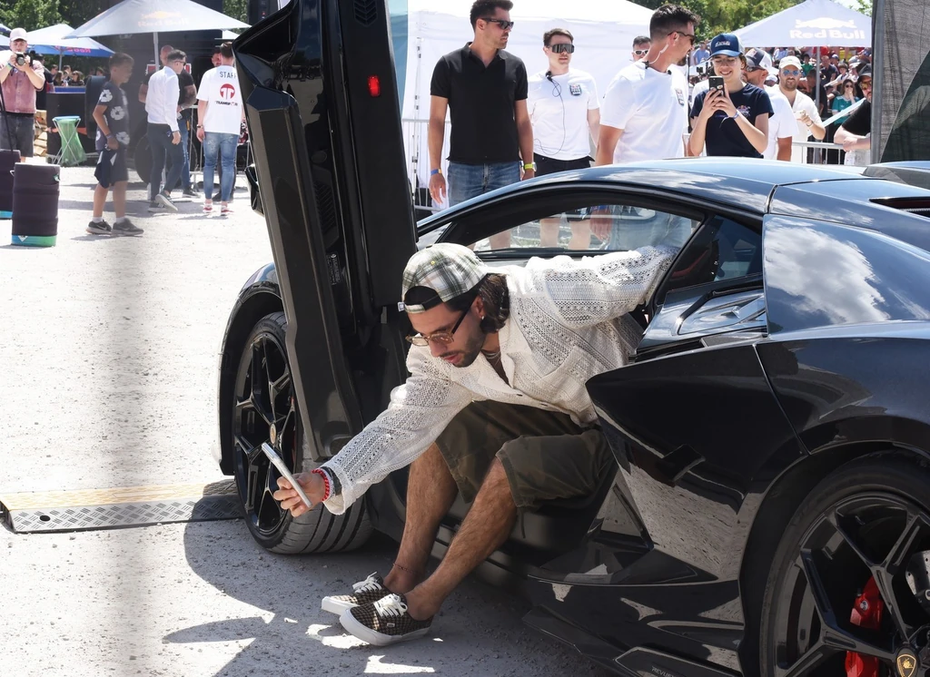 Fekete Lamborghinivel érkezett Szoboszlai Dominik és felesége, Buzsik Borka a Red Bull Four 2 Score országos döntőjére is