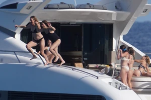 PREMIUM-EXCLUSIVE MUST CALL FOR PRICING BEFORE USAGE STRICT WEB EMBARGO UNTIL 2115 BST ON THE 270725 PICTURES TAKEN ON THE 25072025 Drew Barrymore soaks up the sun with her children on a luxury yacht in Saint-Tropez