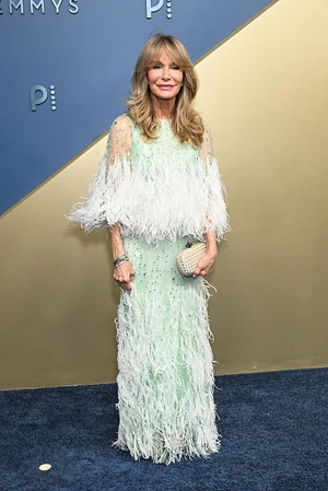 A Charlie angyalai sorozat egykori gráciája, Jaclyn Smith 80 éves, de ezt nehéz elhinni, olyan káprázatosan festett - ugyanezt a különleges Monique Lhuillier ruhát viselte három éve a fia esküvőjén 